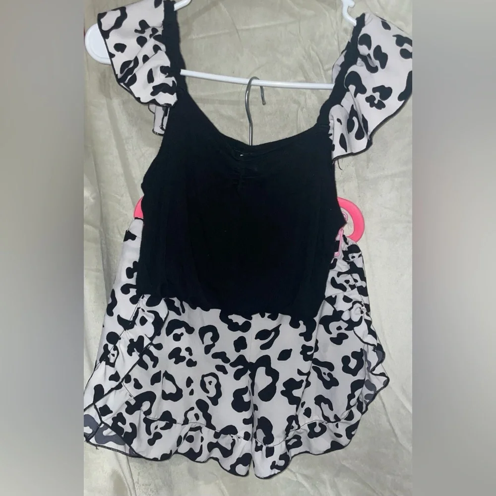 LIKE NEW! Chic Black and White animal print girls tank top and shorts